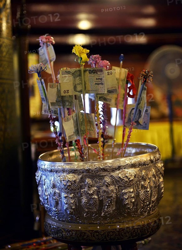 Bank notes as offerings