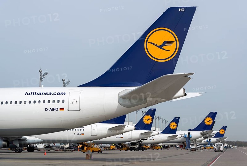 Aircrafts of the Deutsche Lufthansa AG on their parking positions in Terminal 2