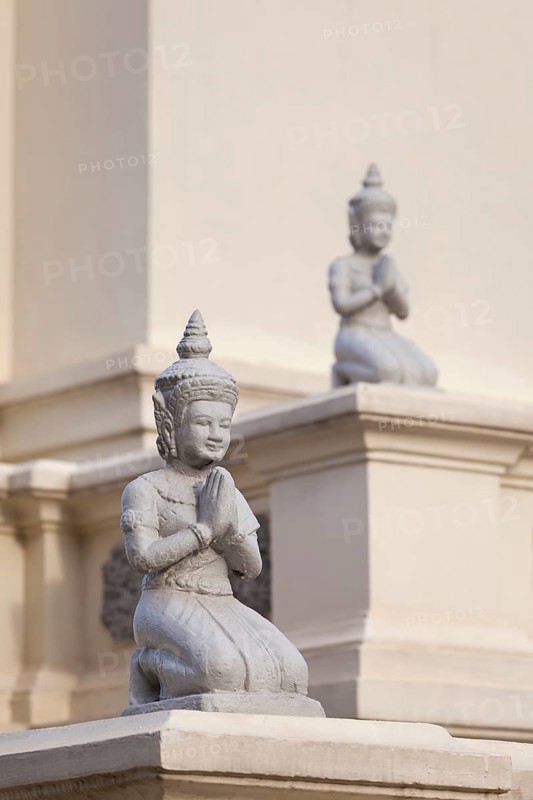 Kneeling statues adorn the Mondapa of Satra and Tripitaka