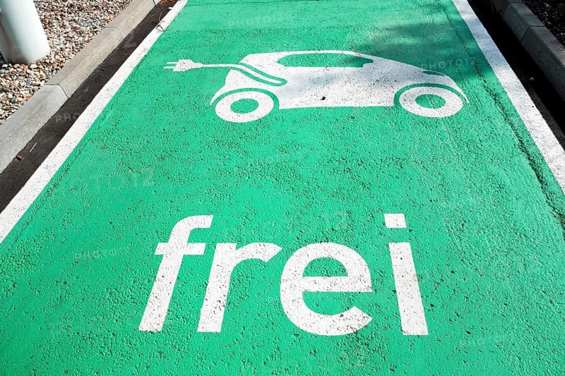 Reserved parking at a charging station for electric cars
