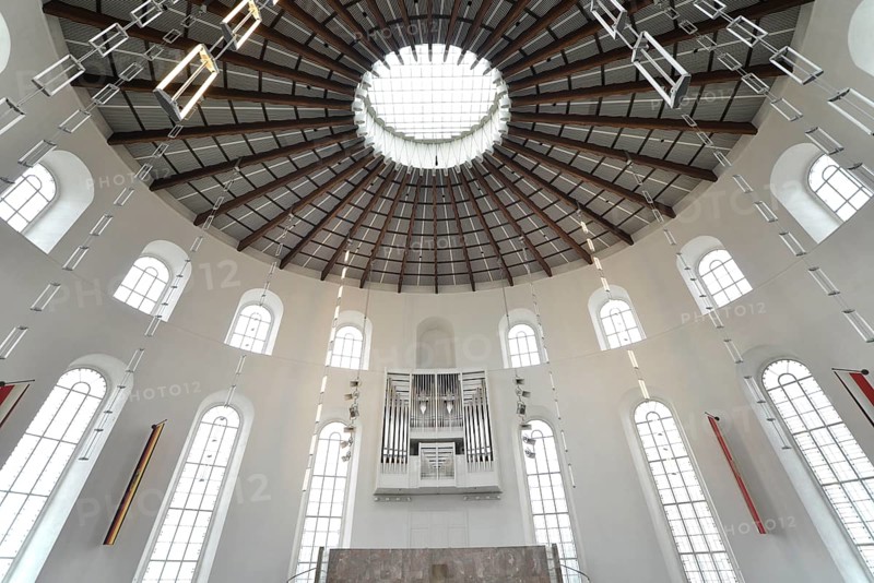 Plenary with the organ by Orgelbau Klais