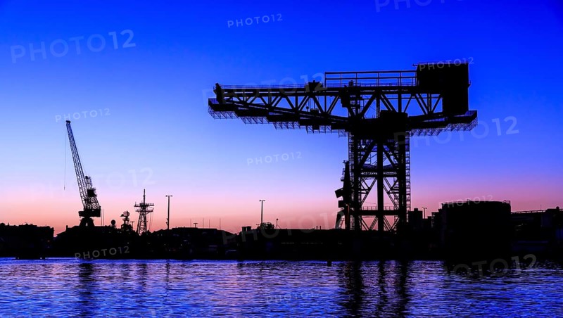 Hammerhead crane at dawn