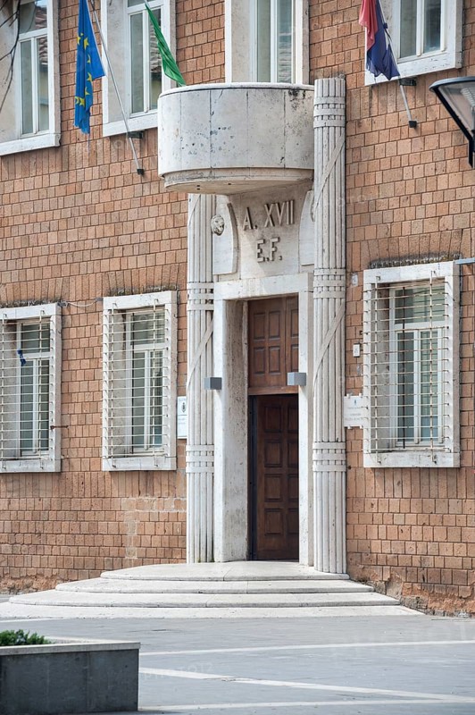 Portal of the police station