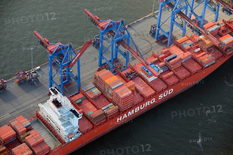 The container ship Santa Teresa of the Hamburg Sud shipping company being loaded and unloaded at Burchardkai container terminal