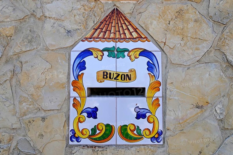 Tiled mailbox labelled 'Buzon'