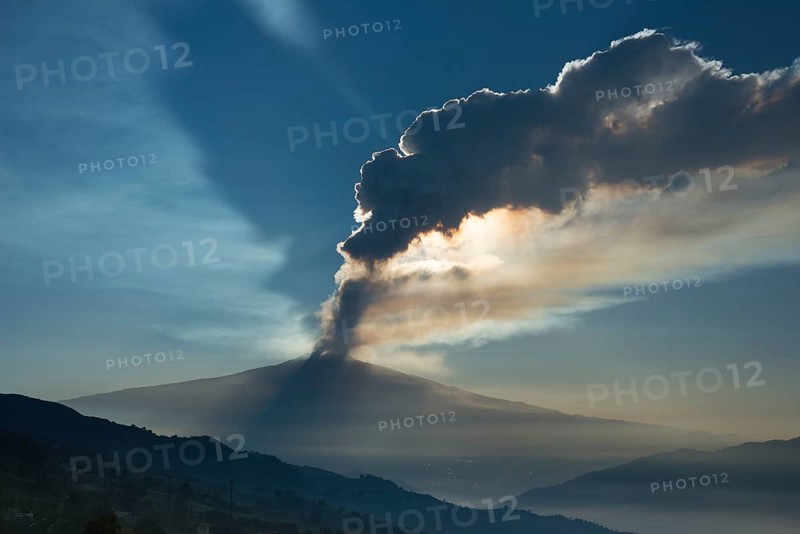 Eruption column above the new southeast crater in the morning