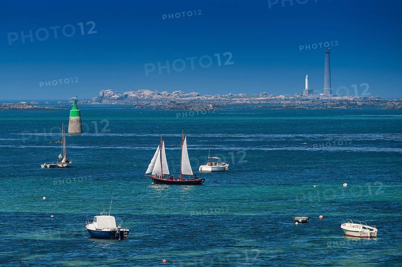 Sailing boats in the bay near Landeda