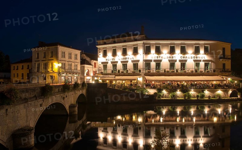 Hotel Restaurant Charbonnel at night