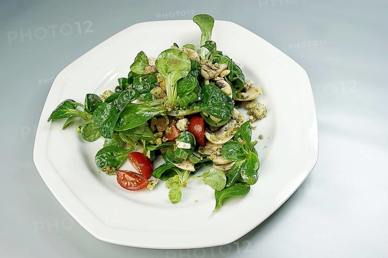 Lamb's lettuce with tomatoes and mushrooms