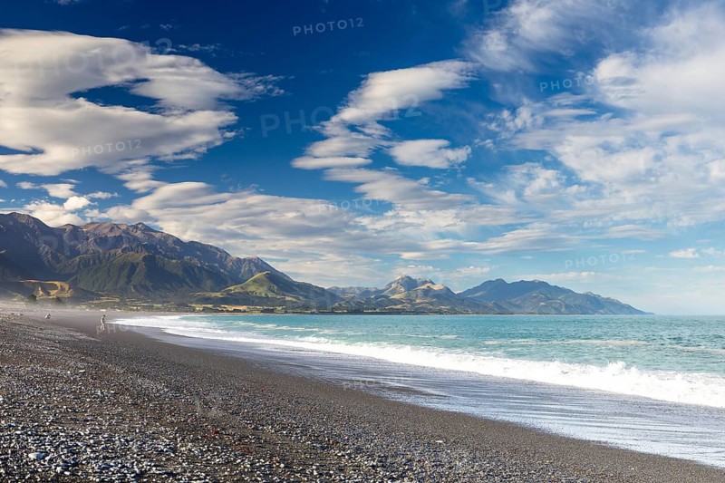 Dark beach of Kaikoura in front of the Kaikoura Range