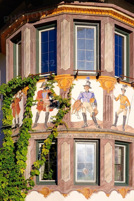 Mural painting Postreiter at the bay window of Hotel zur Post