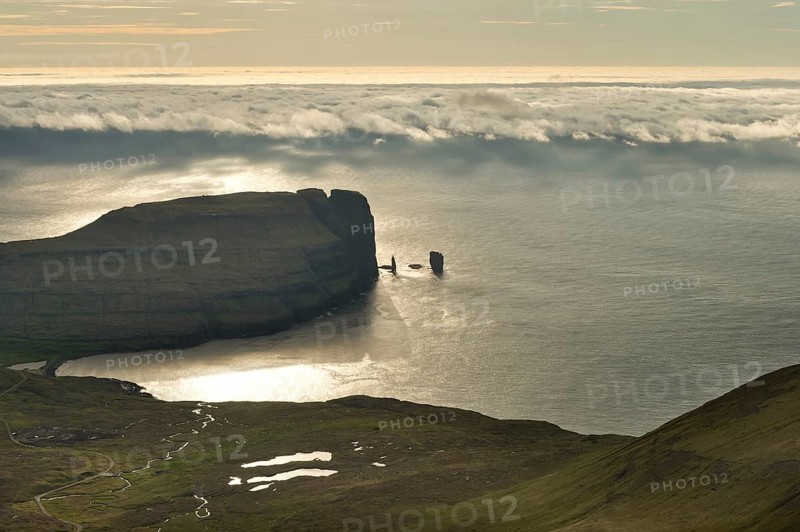 Kollur Mountain and the sea stacks of Risin and Kellingin in the evening light