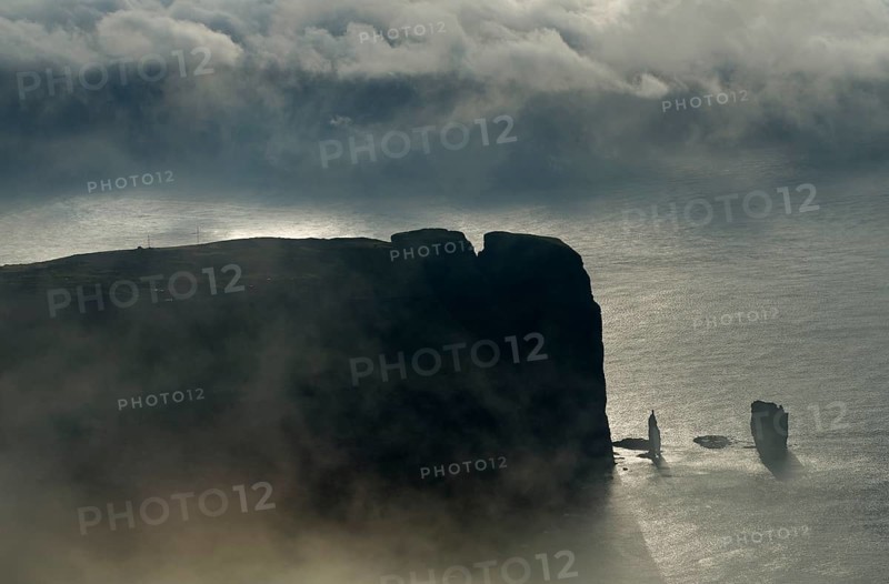 Kollur Mountain and the sea stacks of Risin and Kellingin in the evening light