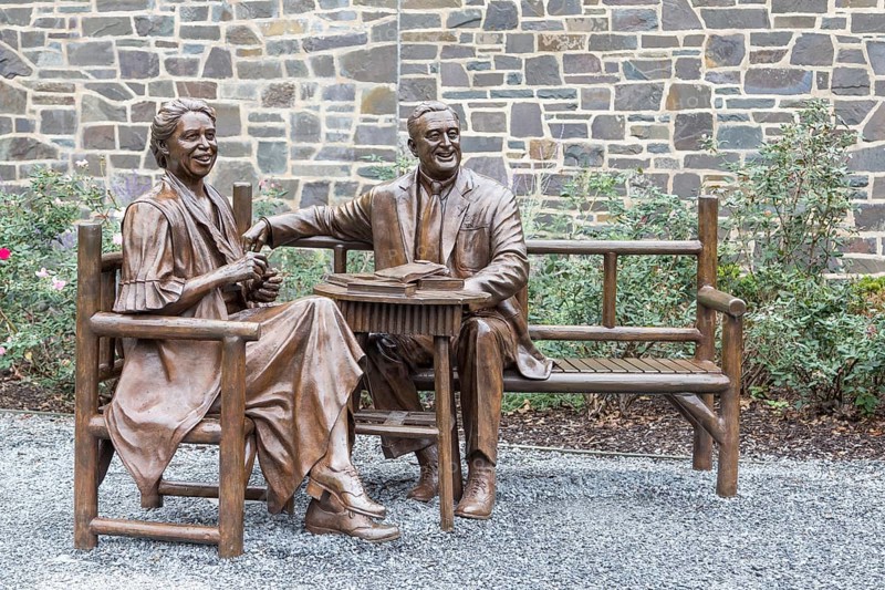 Bronze statues Franklin D. Roosevelt and Eleonor Roosevelt
