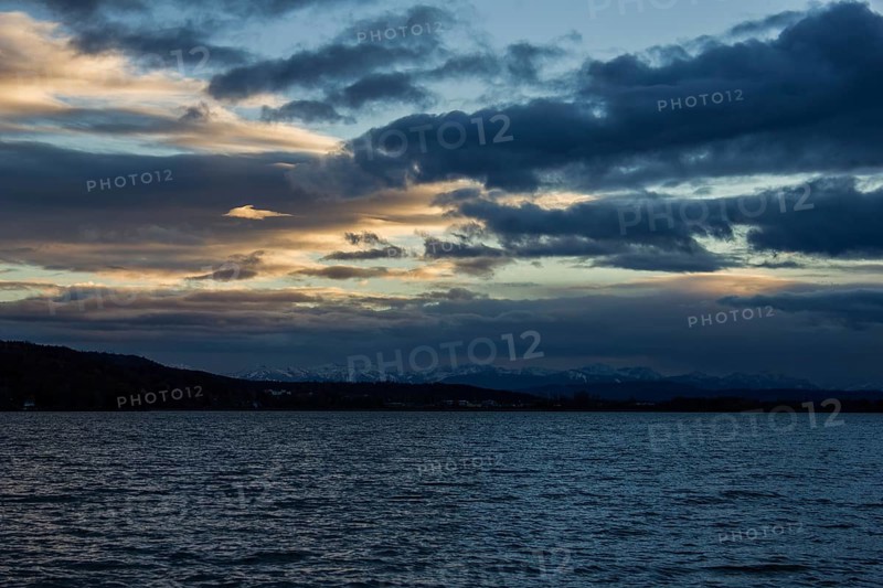 Foehn mood over Lake Pilsen with mountain views