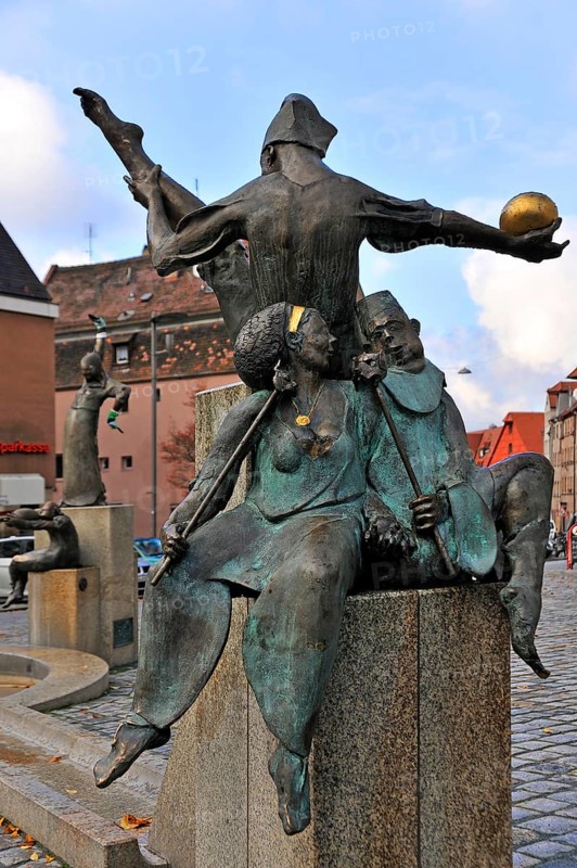 Statues on the Gauklerbrunnen well by artist Harro Frey
