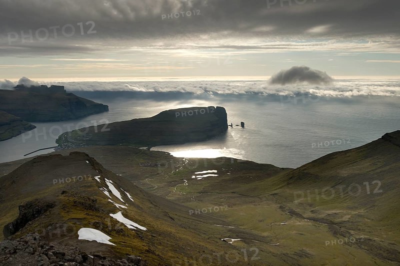 Coastal landscape with Kollur Mountain and the sea stacks of Risin and Kellingin in the evening light