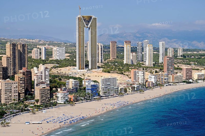 Playa de Poniente beach with the Intempo skyscraper or Benidorm Edificio Intempo