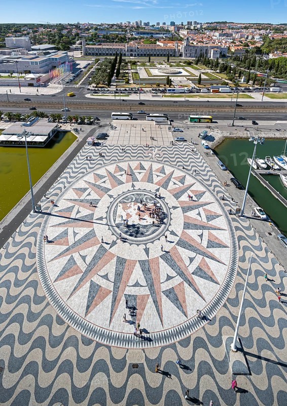 Large compass in the paving in front of the Monumento a Los Descubrimientos