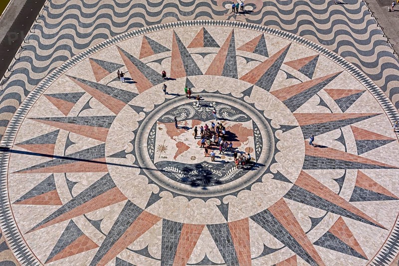 Large compass in the paving in front of the Monumento a Los Descubrimientos