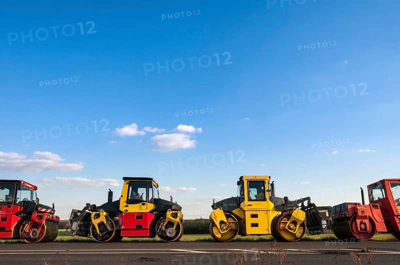 Road rollers or roller-compactors for tarmacking