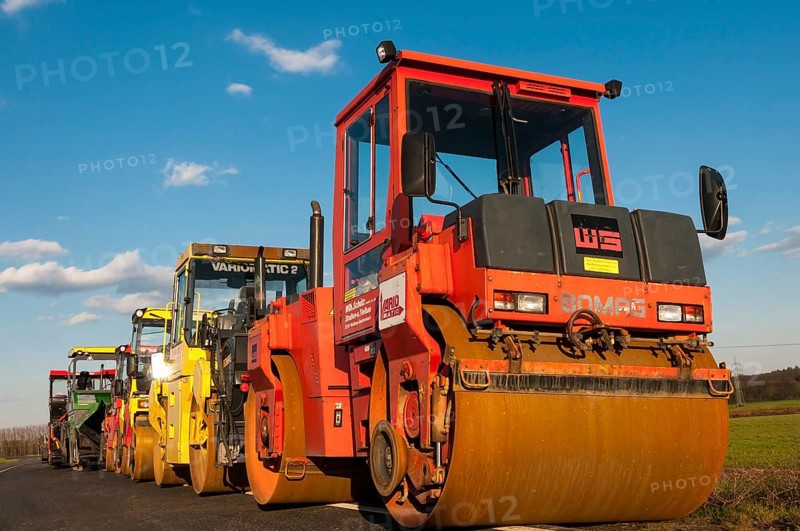 Road rollers or roller-compactors for tarmacking