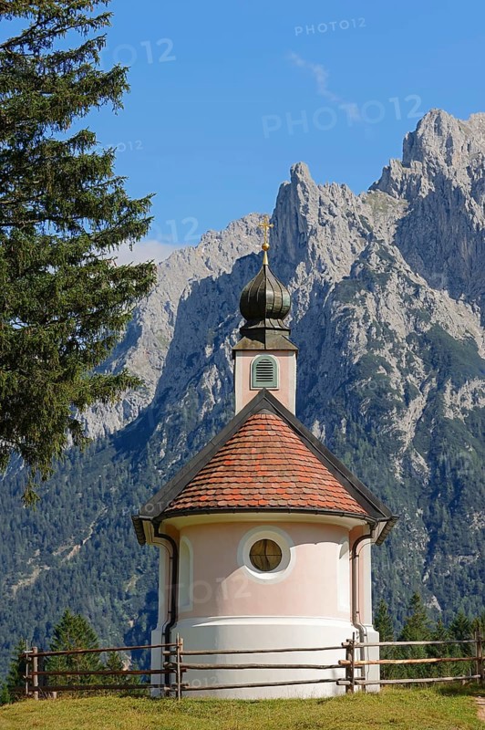Chapel of Mary Queen in front of the Karwendel Mountains