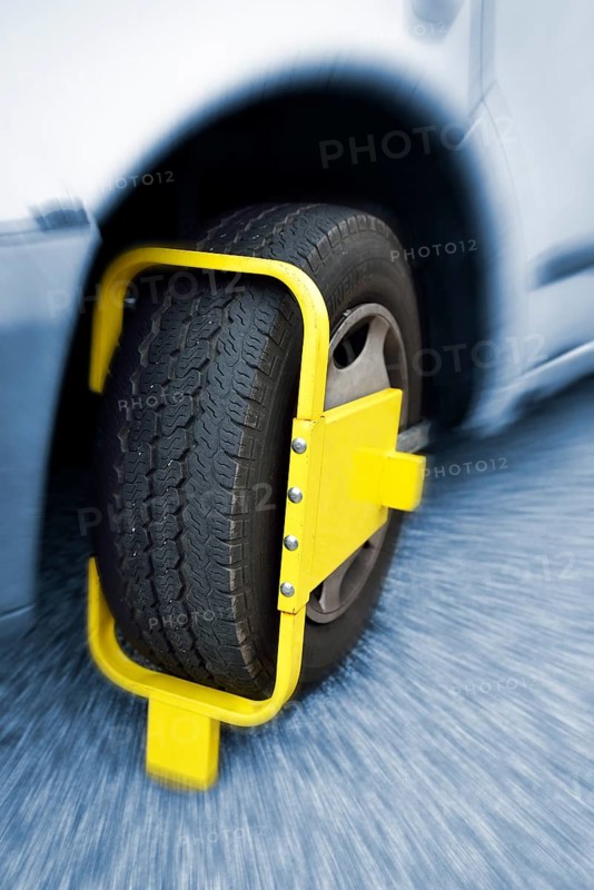 Wheel clamp on a motor vehicle