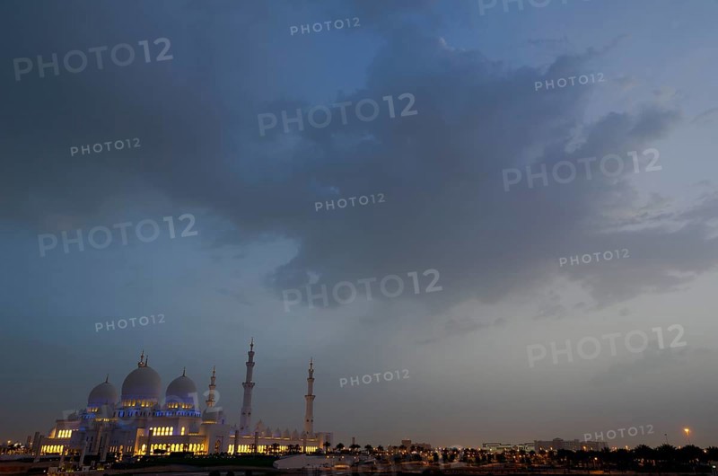 The floodlit Sheikh Zayed Grand Mosque