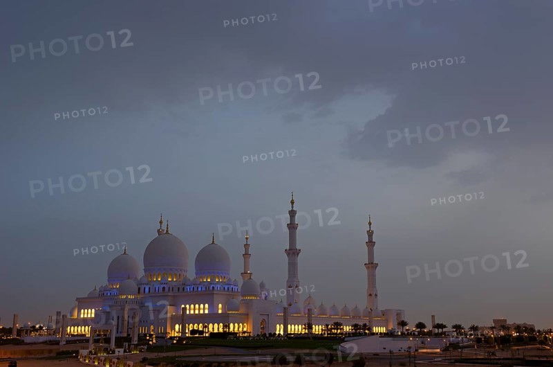 The floodlit Sheikh Zayed Grand Mosque