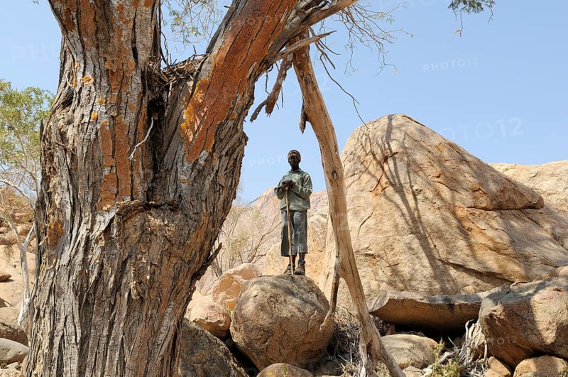 Young Ranger standing at the path to the 'White Lady' in the Tsisab Gorge