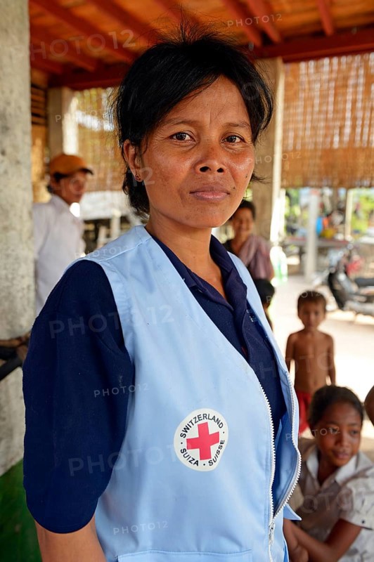 First aid and community health worker wearing a vest of the Red Cross