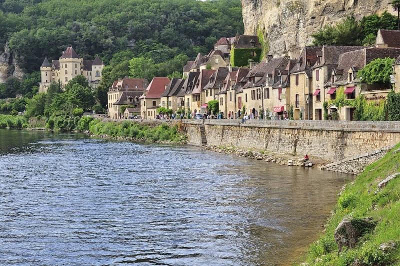 The village houses hugging the cliff in La Roque-Gageac