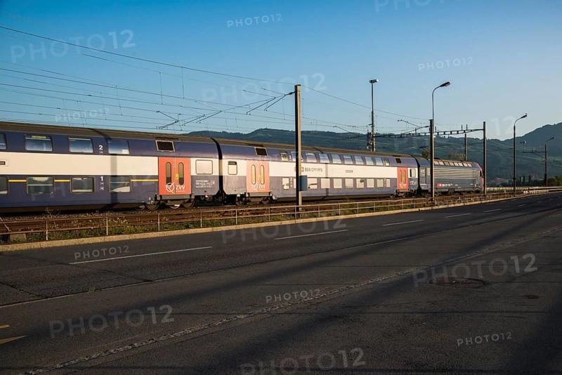 SBB train at the dam en route to Rapperswil