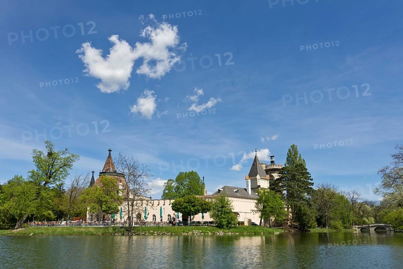 Schlossteich pond with Franzensburg Castle