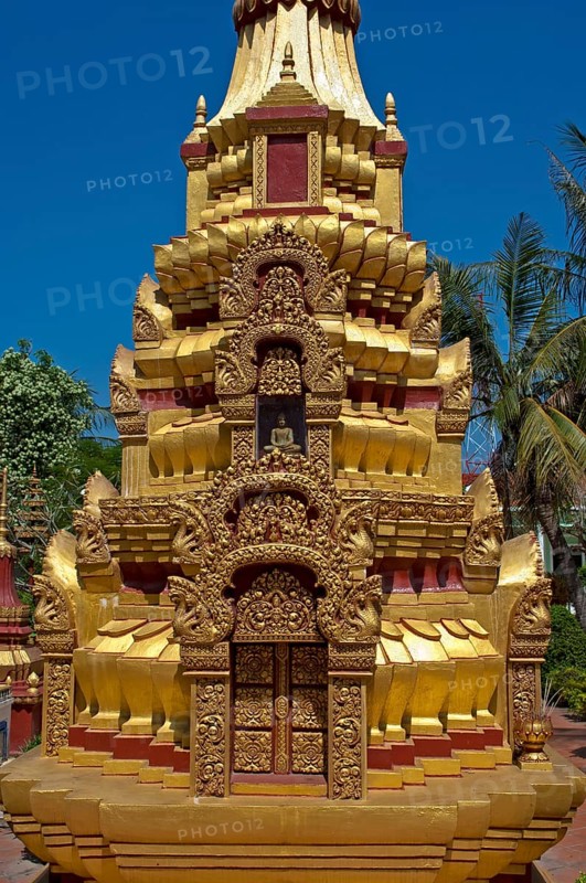 Gilded stupa at Wat Preah Prohm Rath