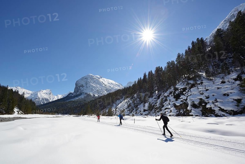 Cross-country skiers in front of Mt Rosskopfspitze