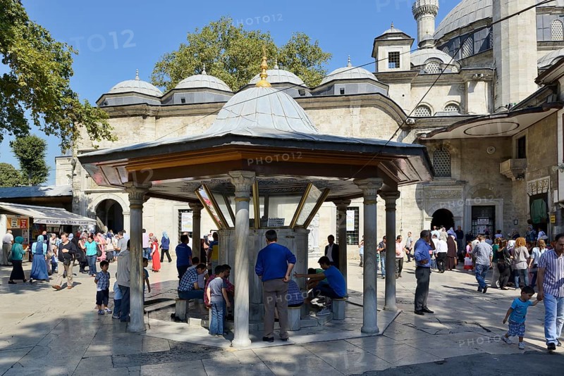 Cleaning wells for washing feet