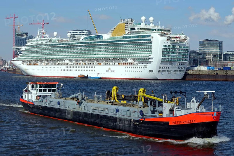 Dredger Pieter Hubert in front of the cruise ship Ventura