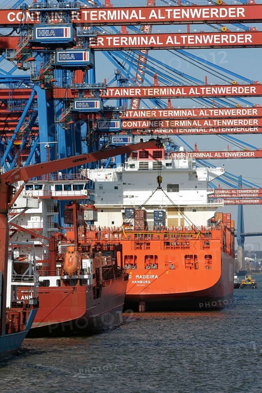 Container ships and feeder vessels at HHLA Container Terminal Altenwerder
