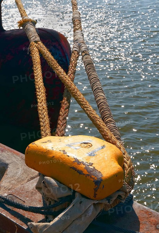 Bollard with two ropes