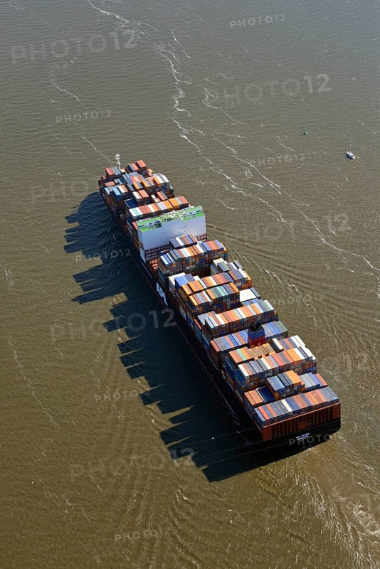 Container ship APL Vanda on the Elbe River