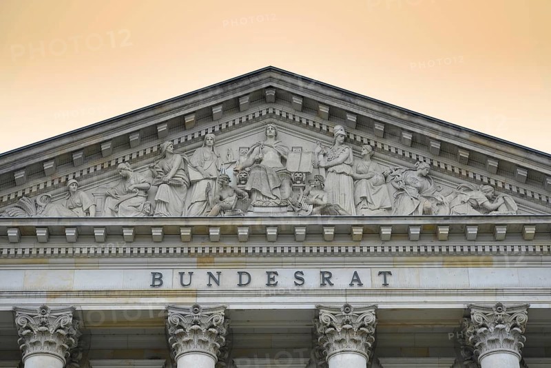 Lettering and relief in the tympanum above the main entrance of Deutscher Bunderat