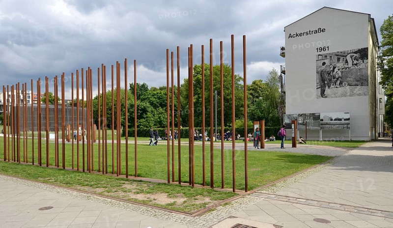 Marking of the path of the Wall through steel beams