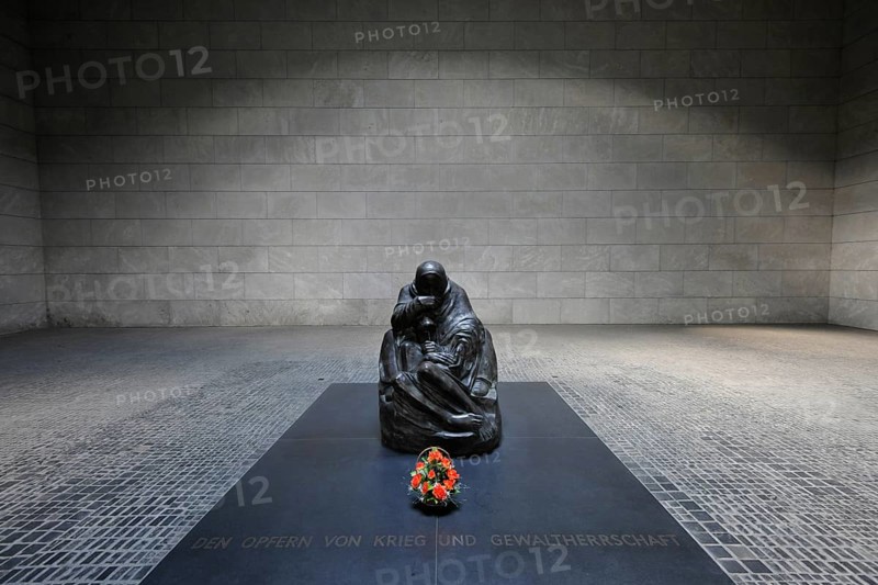 Memorial sculpture