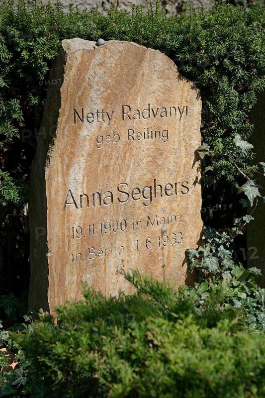 Honorary grave of the writer Anna Seghers