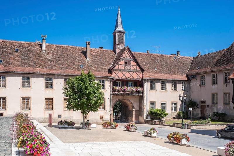Porte du Milieu gate and the Ecole Hohenbourg school
