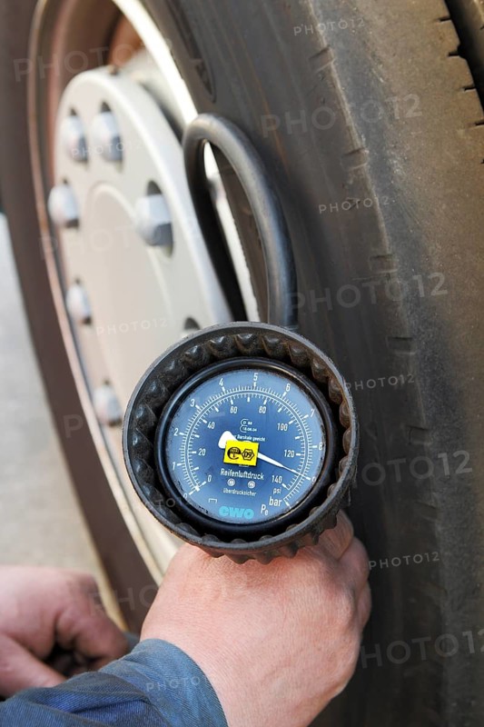 Tyre pressure measurement on a truck