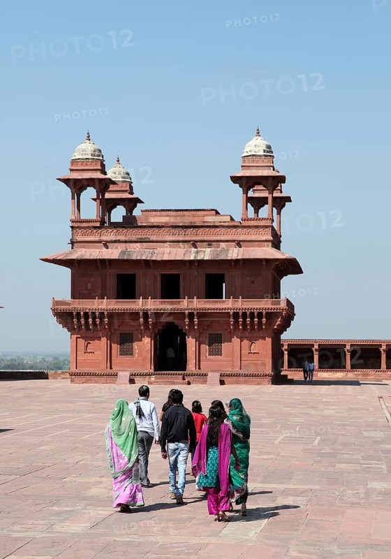 Locals in front of the Diwan-i-Khas Hall of Private Audience