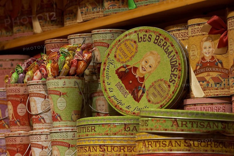 Shelf with retro design biscuit tins